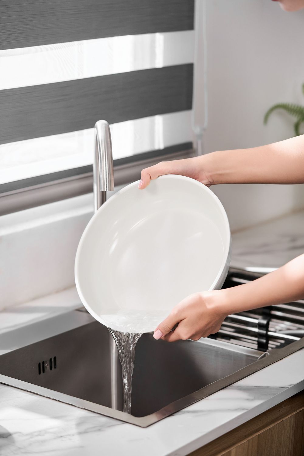 Chụp ảnh đồ gia dụng với phong cách hiện, trong một căn bếp tràn ngập ánh sáng