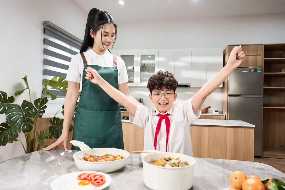 Chụp ảnh đồ gia dụng với phong cách hiện, trong một căn bếp tràn ngập ánh sáng