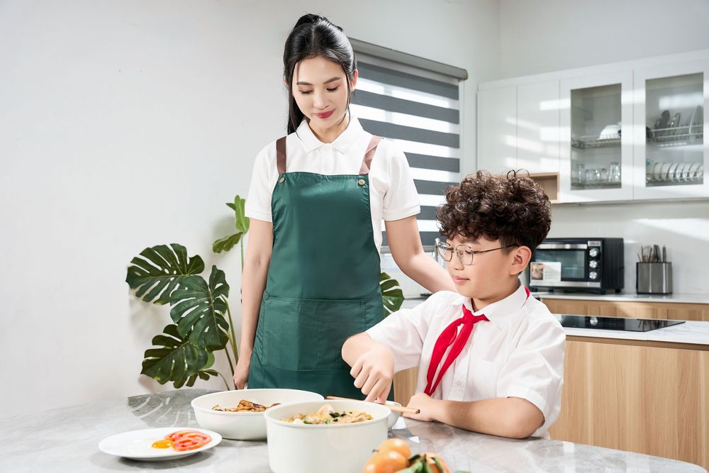 Chụp ảnh đồ gia dụng với phong cách hiện, trong một căn bếp tràn ngập ánh sáng