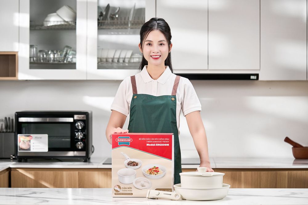 Chụp ảnh đồ gia dụng với phong cách hiện, trong một căn bếp tràn ngập ánh sáng