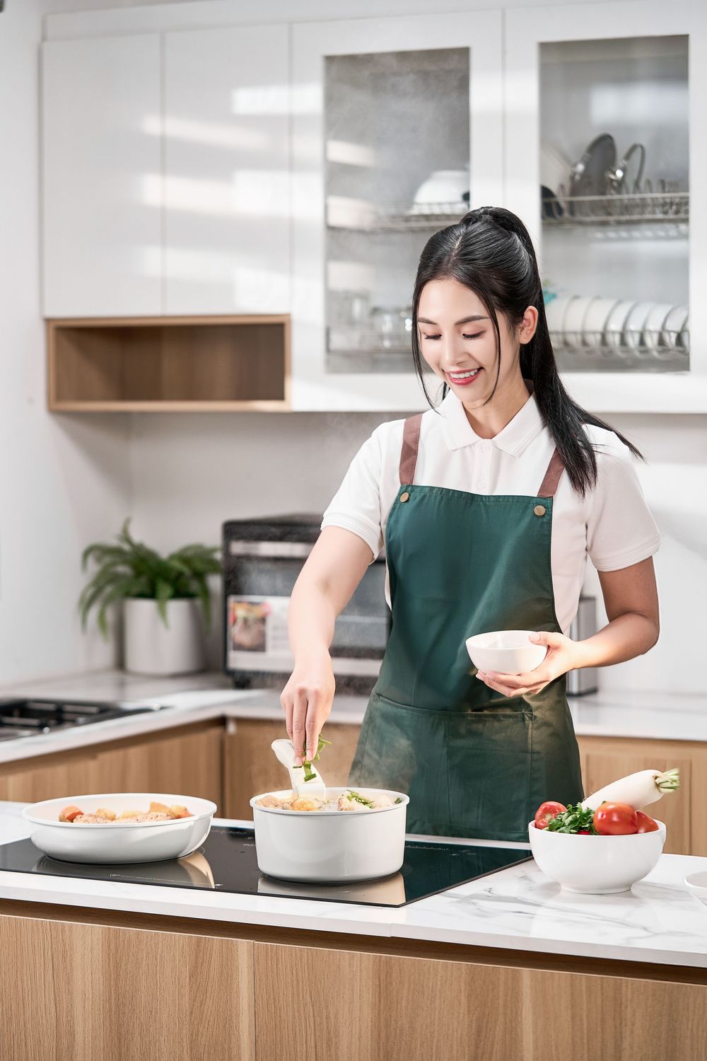 Chụp ảnh đồ gia dụng với phong cách hiện, trong một căn bếp tràn ngập ánh sáng