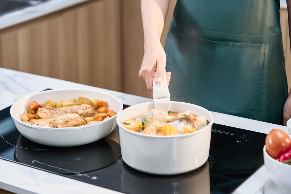 Chụp ảnh đồ gia dụng với phong cách hiện, trong một căn bếp tràn ngập ánh sáng