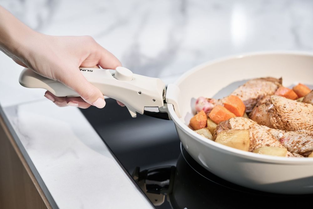 Chụp ảnh đồ gia dụng với phong cách hiện, trong một căn bếp tràn ngập ánh sáng