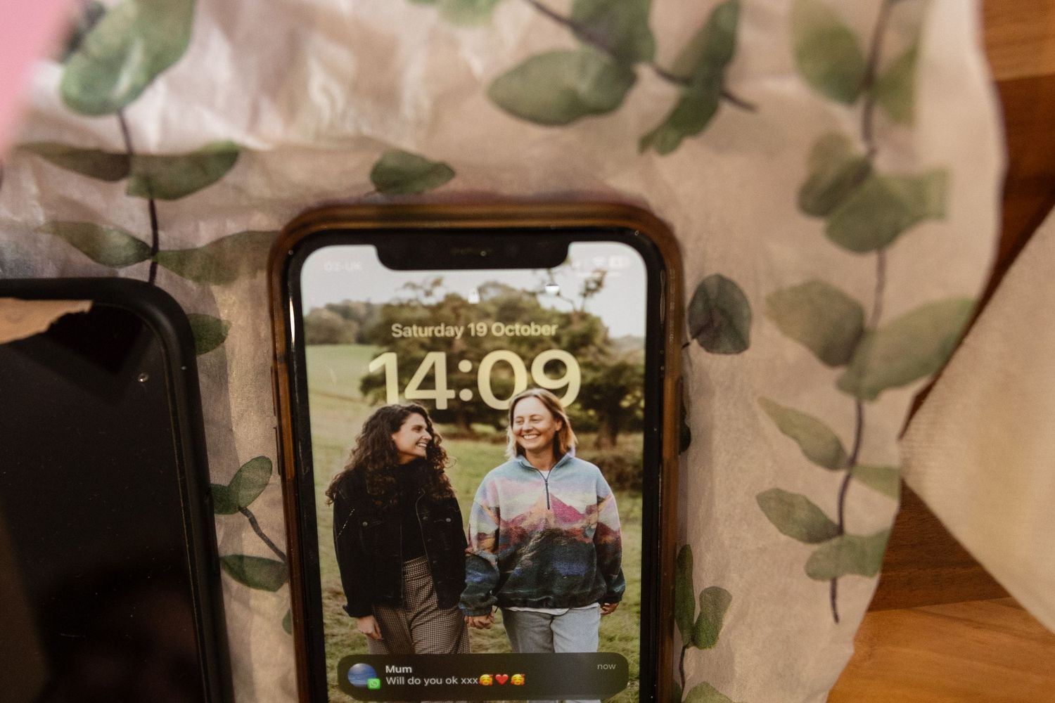 A couples prewedding photo on their wedding day morning with a text from one of their mums.
