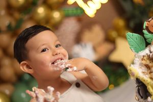 Sesión de fotos Cake Smash en Quito para bebé de 1 año con decoración personalizada y pastel temático.