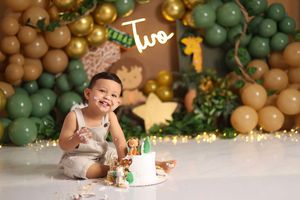 Sesión de fotos Cake Smash en Quito para bebé de 1 año con decoración personalizada y pastel temático.