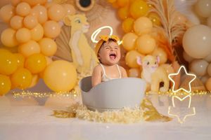 Sesión de fotos Cake Smash en Quito para bebé de 1 año con decoración personalizada y pastel temático.