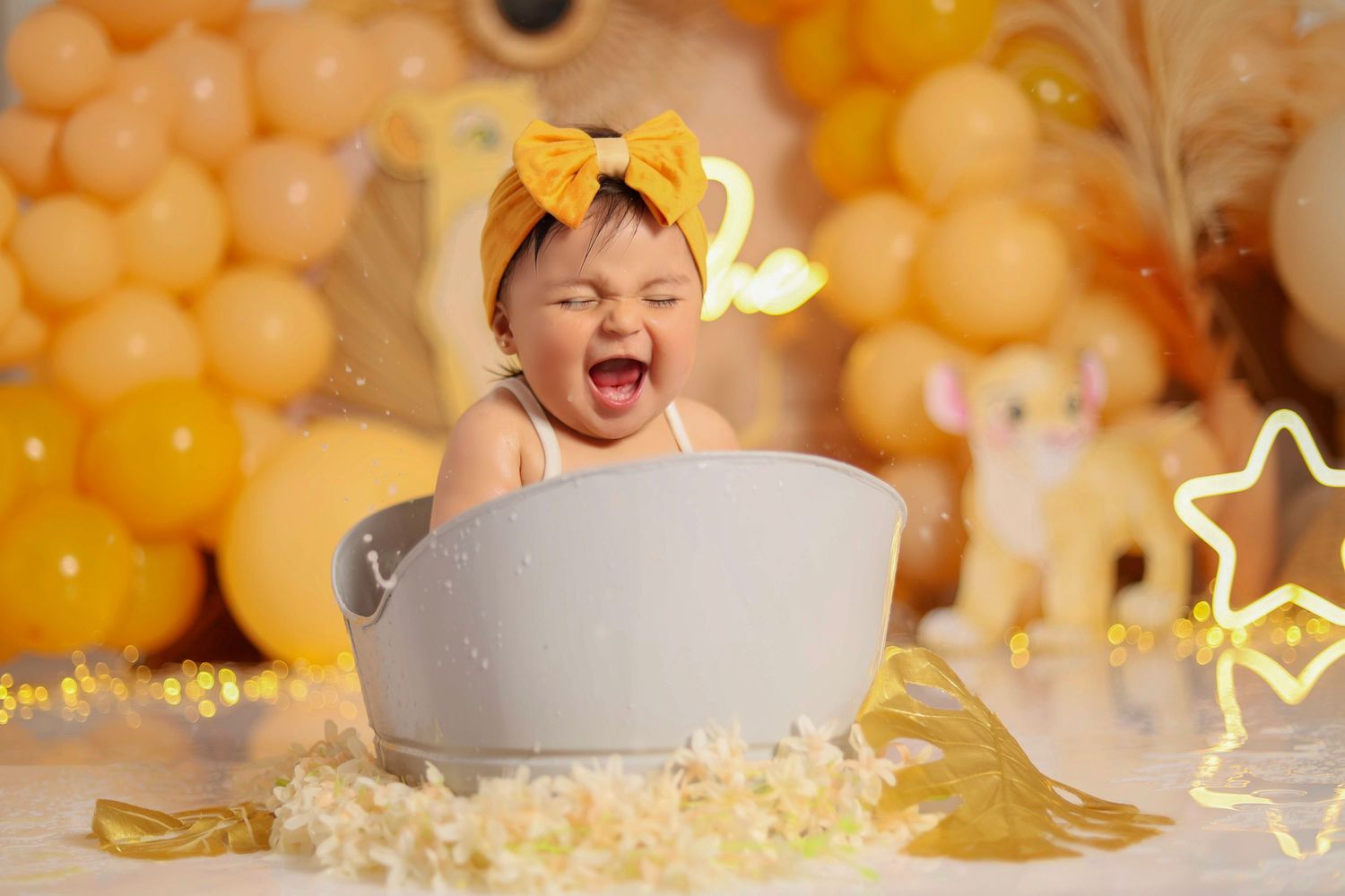 Sesión de fotos Cake Smash en Quito para bebé de 1 año con decoración personalizada y pastel temático.