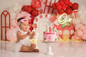 Sesión de fotos Cake Smash en Quito para bebé de 1 año con decoración personalizada y pastel temático.