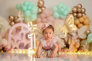 Sesión de fotos Cake Smash en Quito para bebé de 1 año con decoración personalizada y pastel temático.