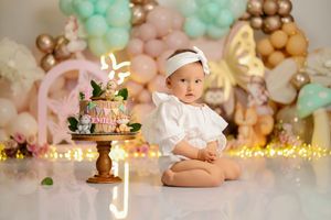 Sesión de fotos Cake Smash en Quito para bebé de 1 año con decoración personalizada y pastel temático.