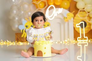 Sesión de fotos Cake Smash en Quito para bebé de 1 año con decoración personalizada y pastel temático.