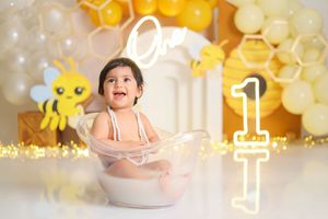 Sesión de fotos Cake Smash en Quito para bebé de 1 año con decoración personalizada y pastel temático.