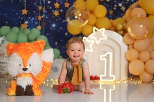Sesión de fotos Cake Smash en Quito para bebé de 1 año con decoración personalizada y pastel temático.