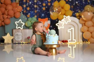 Sesión de fotos Cake Smash en Quito para bebé de 1 año con decoración personalizada y pastel temático.
