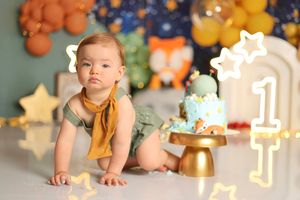 Sesión de fotos Cake Smash en Quito para bebé de 1 año con decoración personalizada y pastel temático.