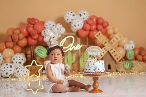 Sesión de fotos Cake Smash en Quito para bebé de 1 año con decoración personalizada y pastel temático.