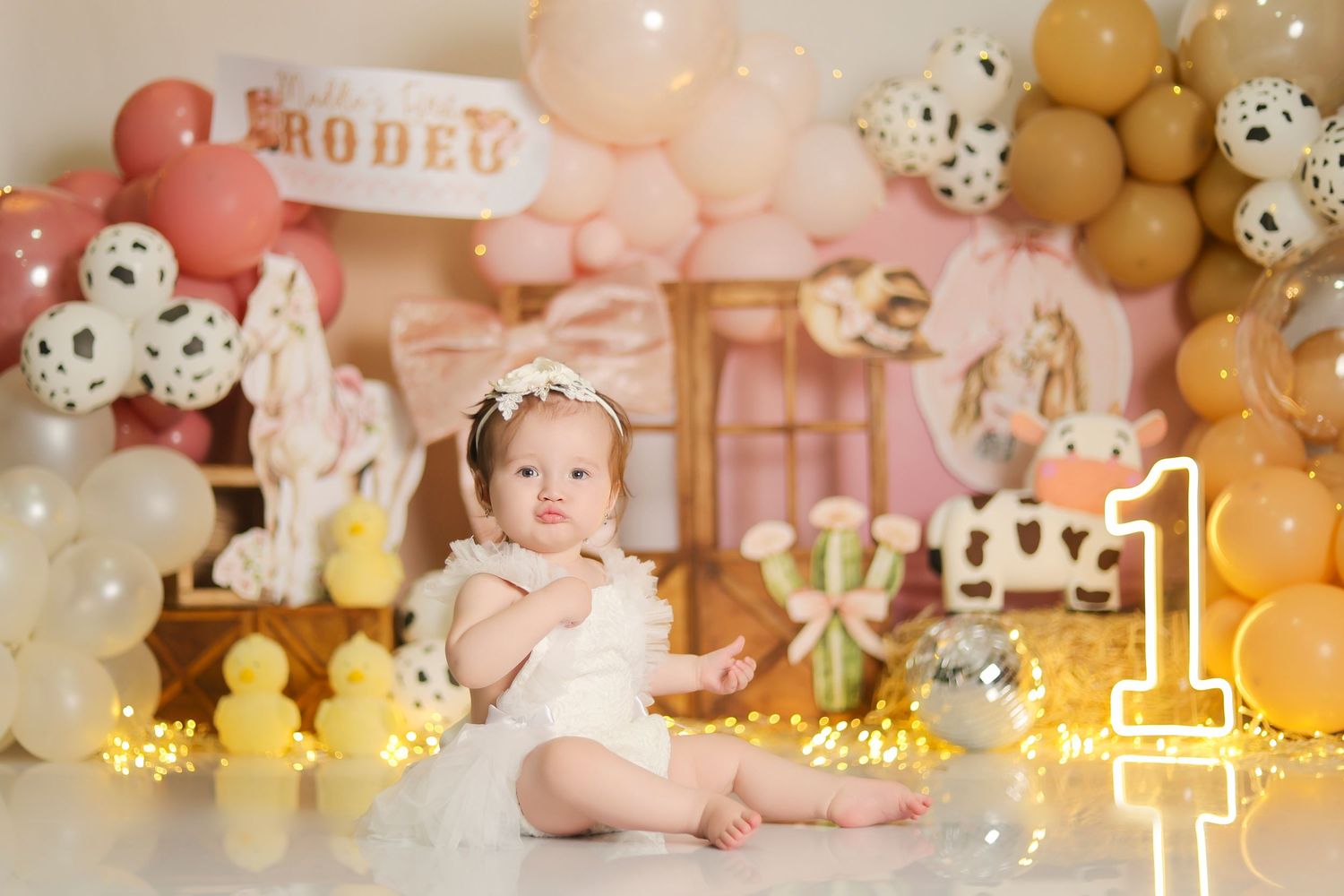 Sesión de fotos Cake Smash en Quito para bebé de 1 año con decoración personalizada y pastel temático.