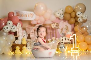 Sesión de fotos Cake Smash en Quito para bebé de 1 año con decoración personalizada y pastel temático.