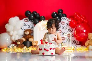Sesión de fotos Cake Smash en Quito para bebé de 1 año con decoración personalizada y pastel temático.