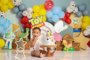 Sesión de fotos Cake Smash en Quito para bebé de 1 año con decoración personalizada y pastel temático.