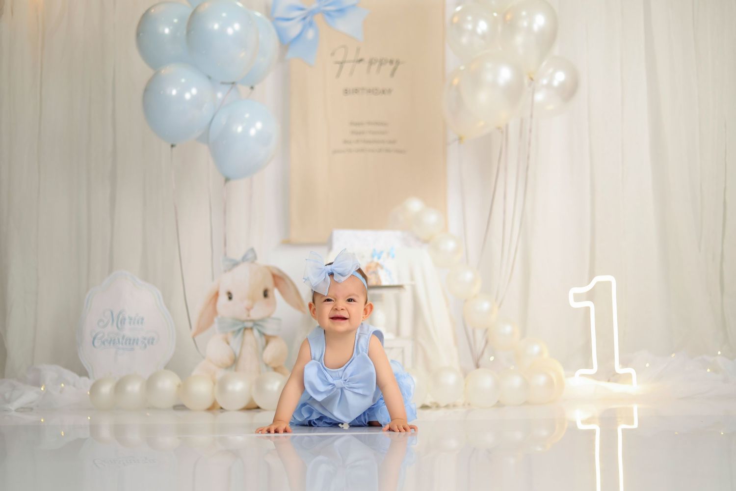Sesión de fotos Cake Smash en Quito para bebé de 1 año con decoración personalizada y pastel temático.