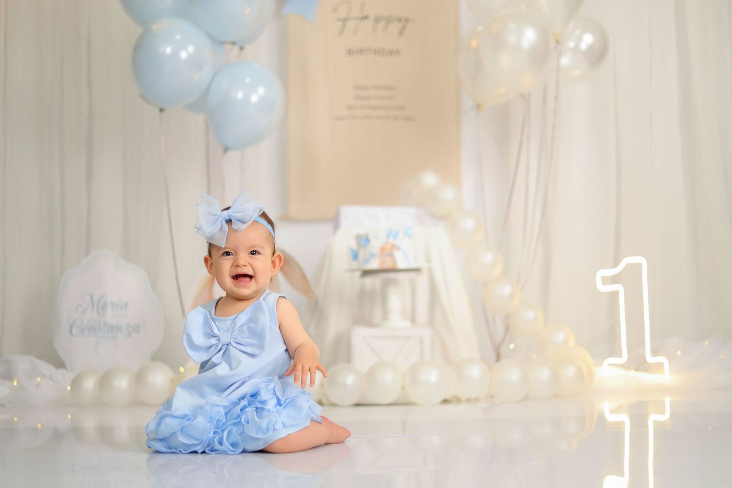 Sesión de fotos Cake Smash en Quito para bebé de 1 año con decoración personalizada y pastel temático.