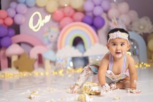 Sesión de fotos Cake Smash en Quito para bebé de 1 año con decoración personalizada y pastel temático.