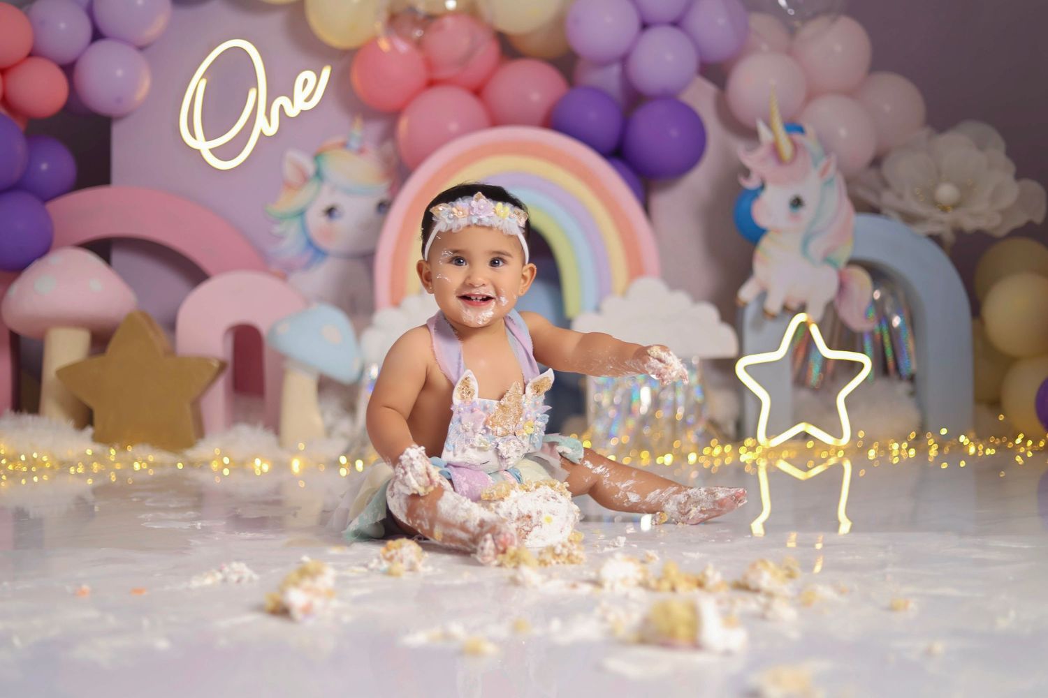 Sesión de fotos Cake Smash en Quito para bebé de 1 año con decoración personalizada y pastel temático.
