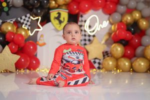 Sesión de fotos Cake Smash en Quito para bebé de 1 año con decoración personalizada y pastel temático.