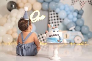 Sesión de fotos Cake Smash en Quito para bebé de 1 año con decoración personalizada y pastel temático.