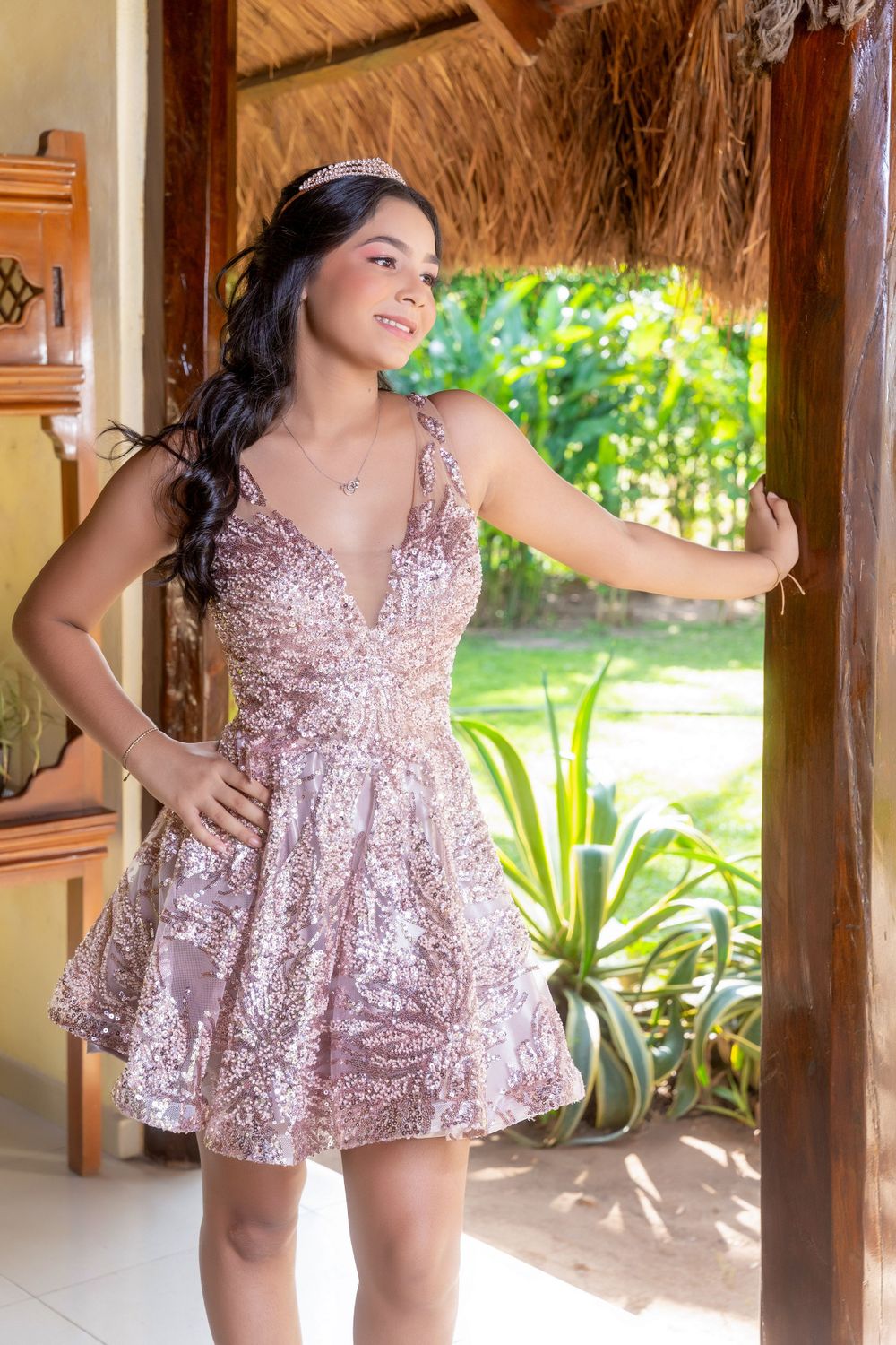Fotografía de quinceañera con vestido rosa en exteriores en Valledupar