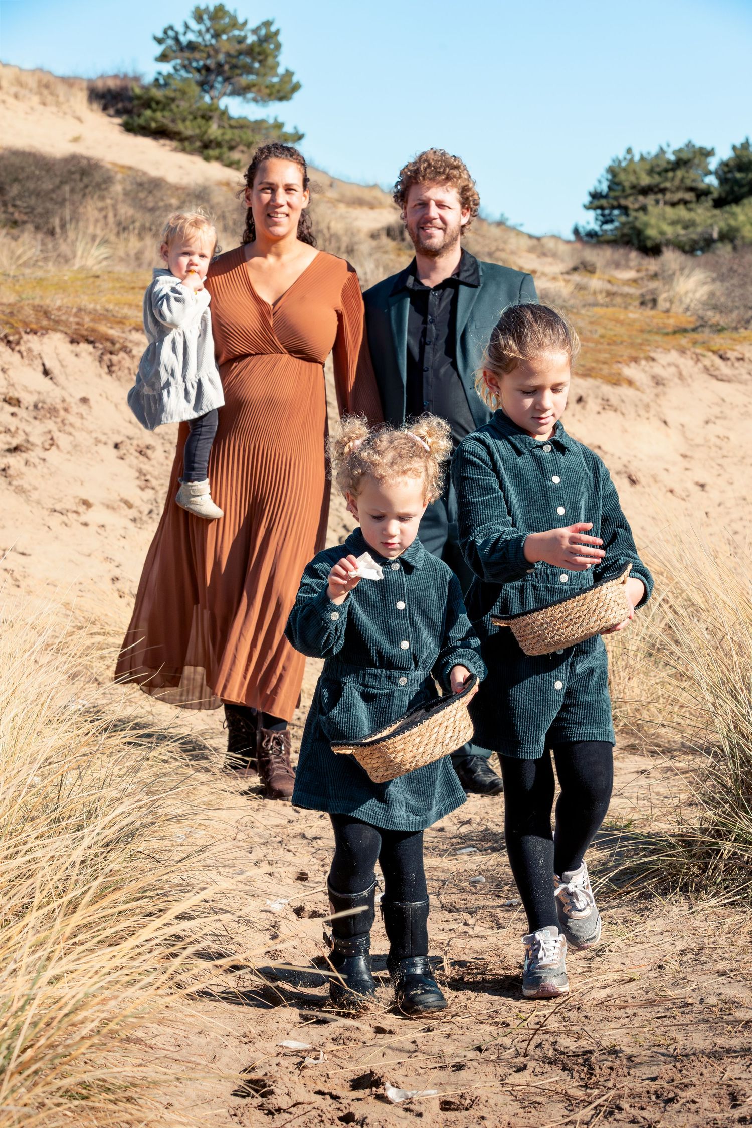 Familie die ontspannen wandelt in een unieke omgeving.