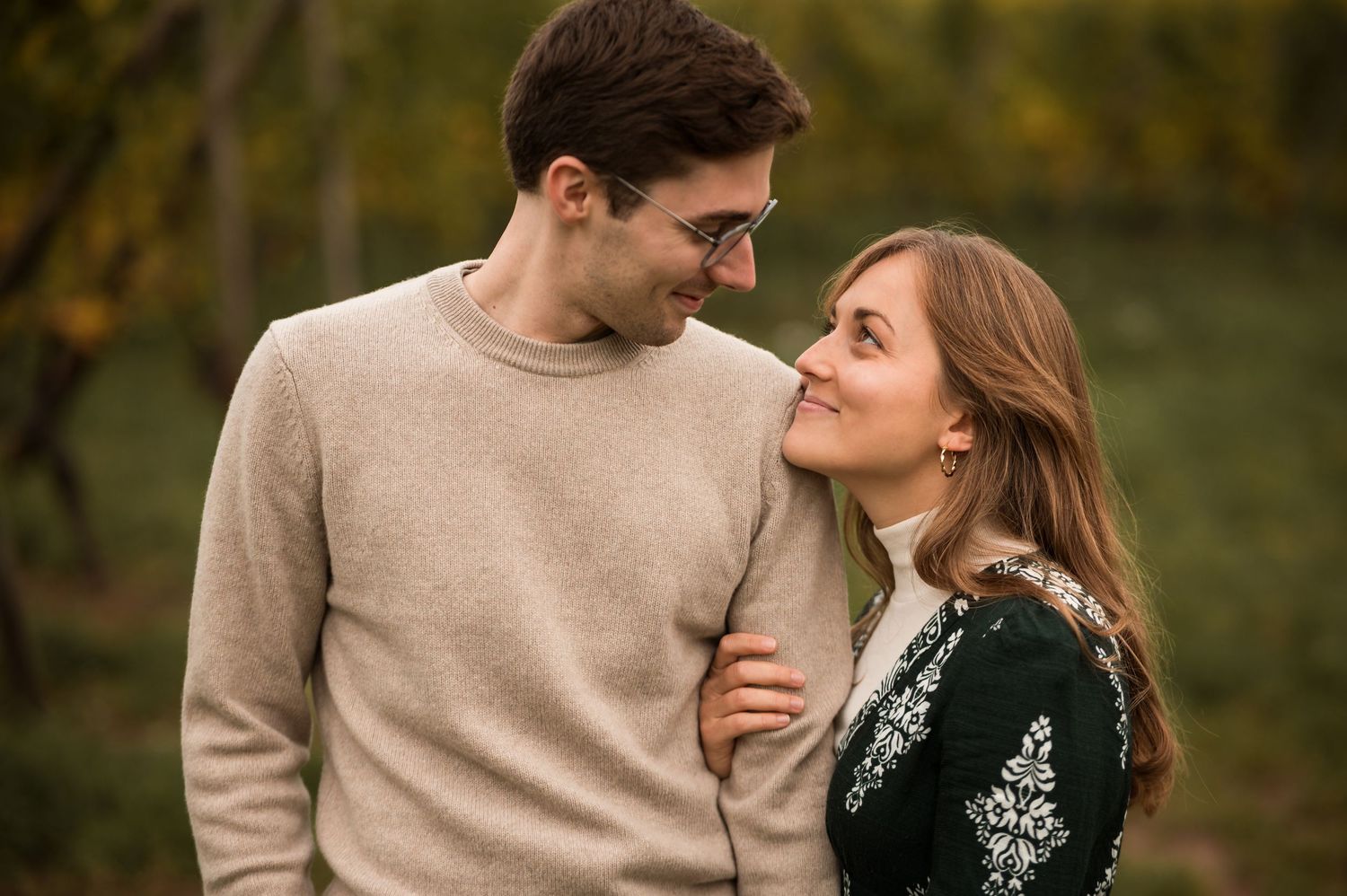 Photographe mariage Alsace – séance engagement naturelle dans les vignes près de Colmar