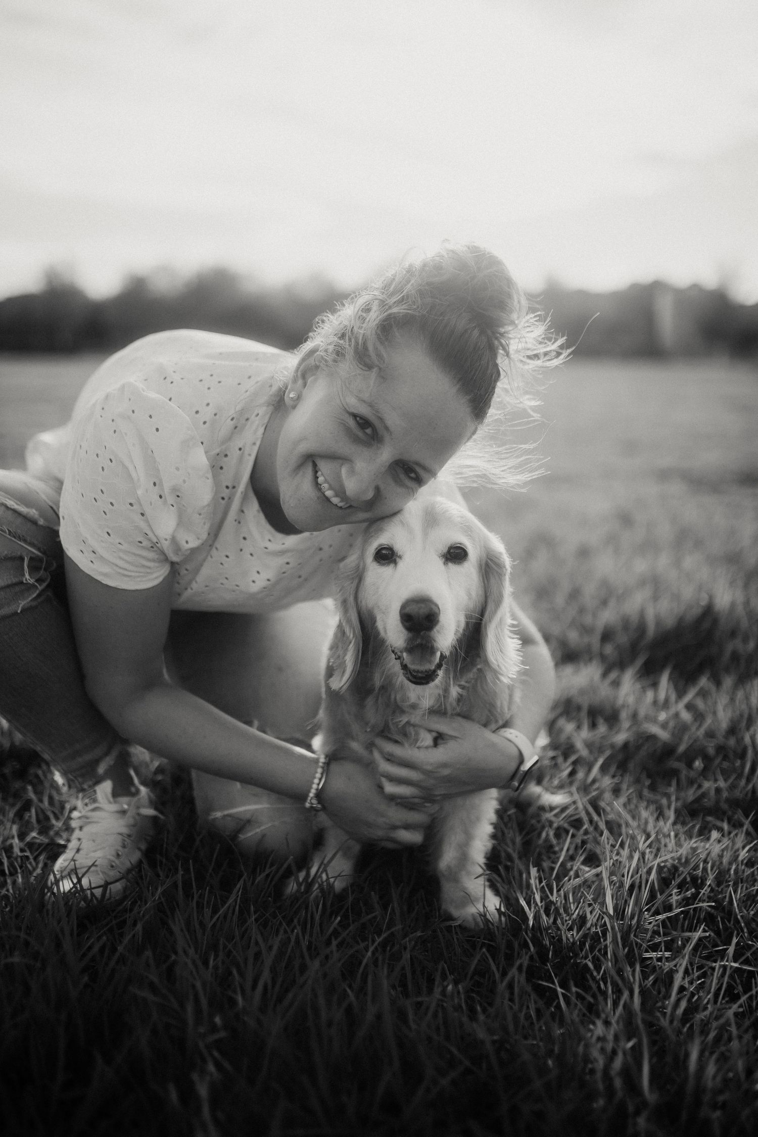 Fotografía natural de mascota senior con su dueña