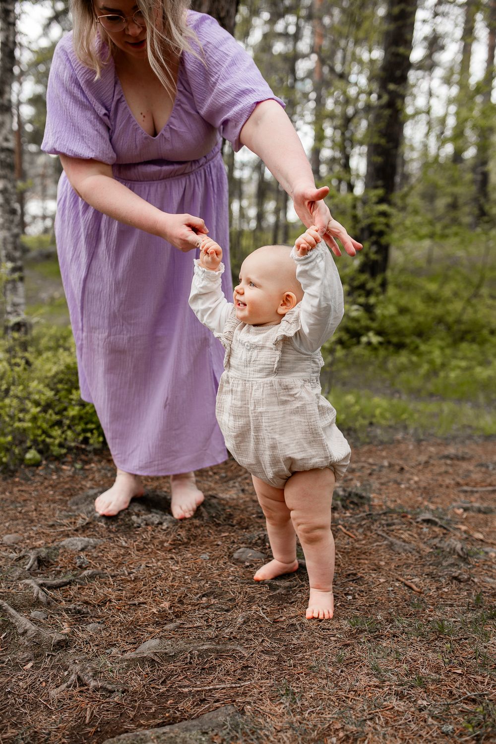Kuva lapsesta ja äidistä metsässä
