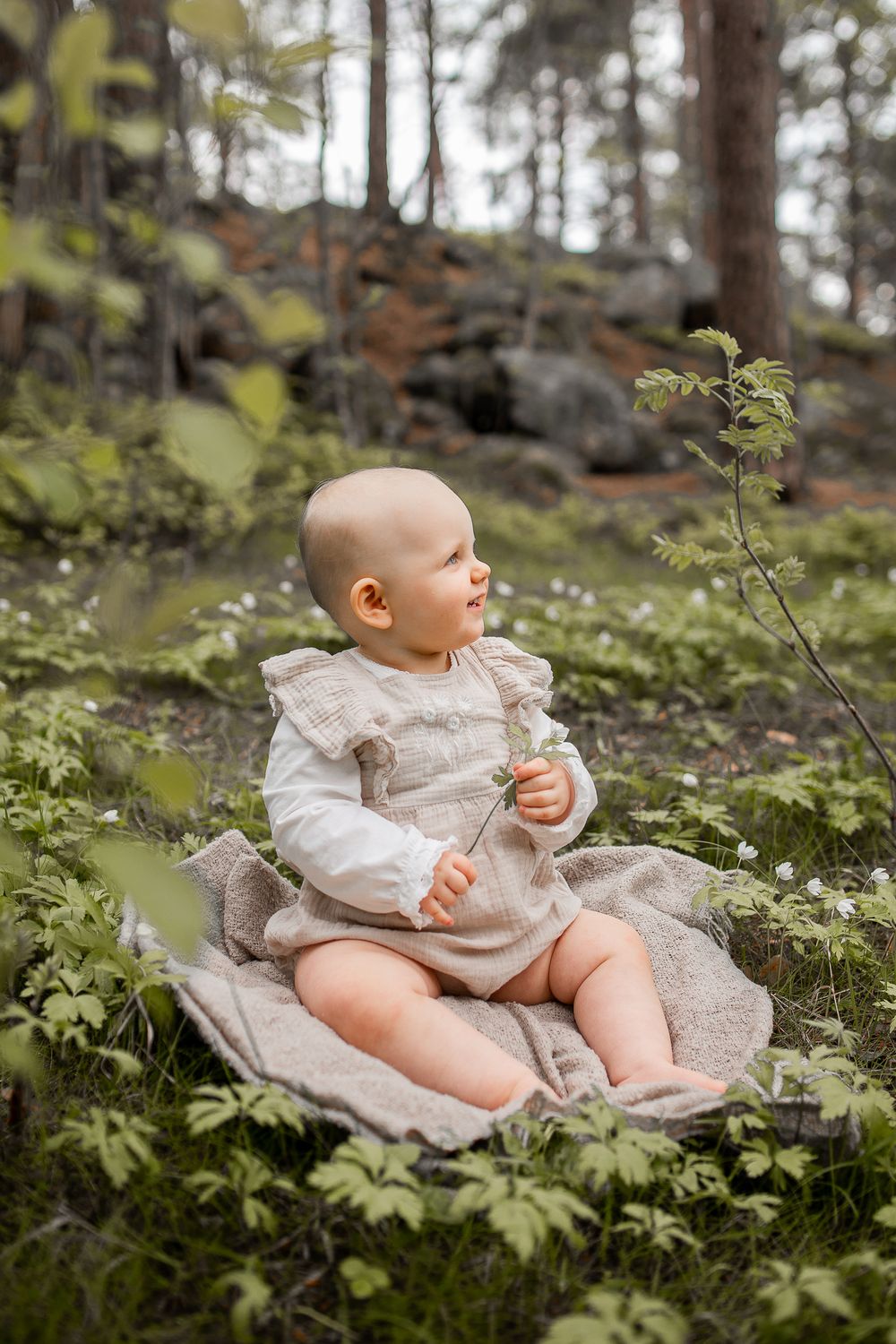 Kuva lapsesta metsässä
