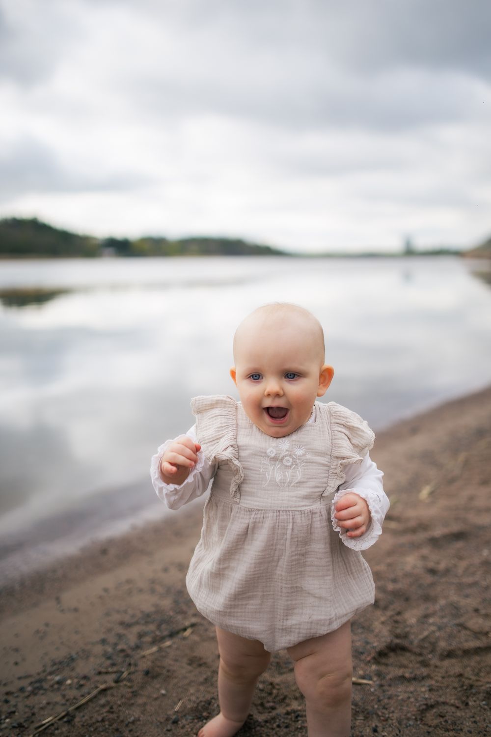 Kuva lapsesta rantahiekalla