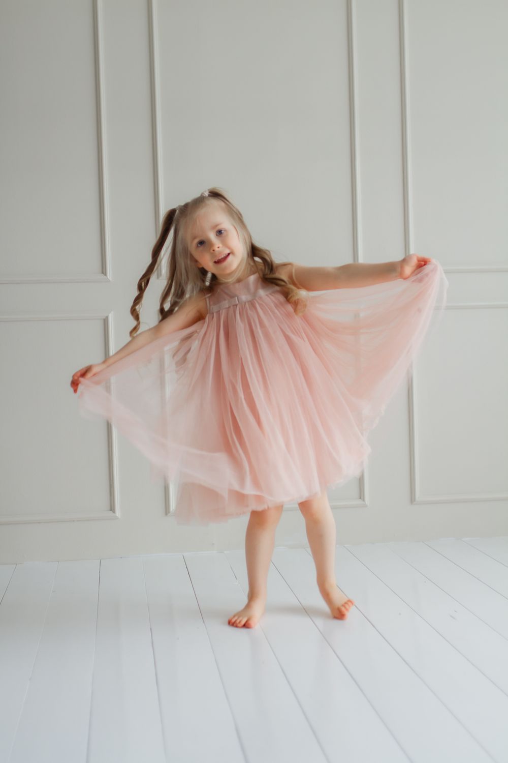 Kuva lapsesta joka heiluttelee kivaa mekkoa