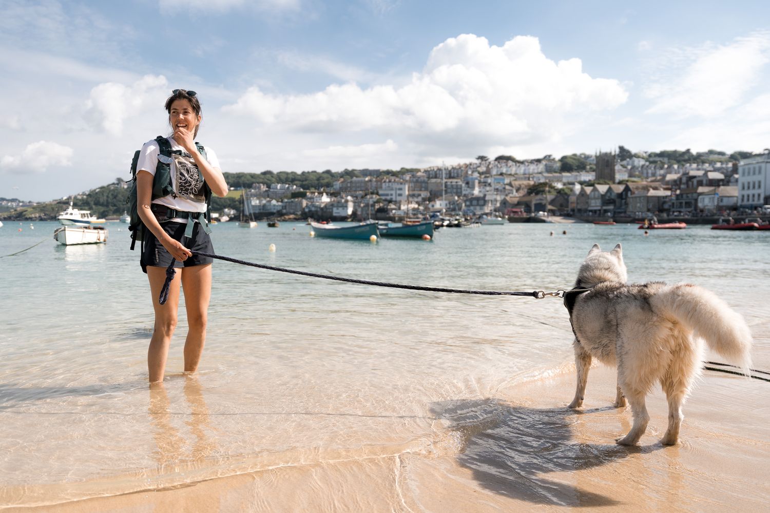 promeneuse avec son chien qui se baignent dans le port de saint-yves dans les cornouailles en angleterre
