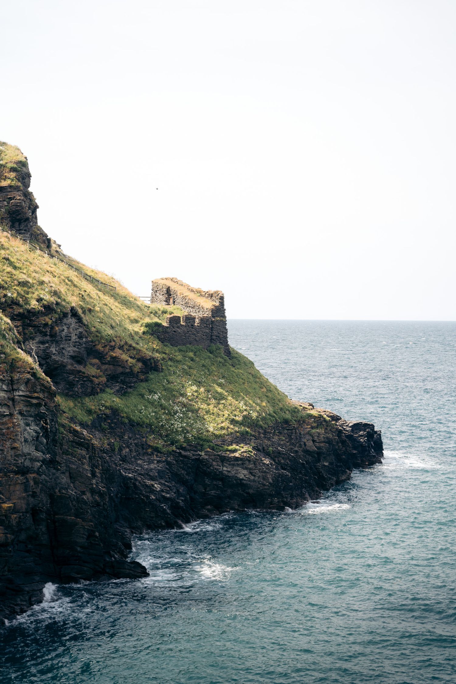 ruine du chateau de tintagel, roi arthur dans les cornouailles en angleterre