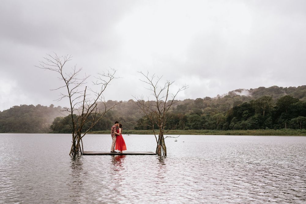 Bali couple photography services at Tamblinga Lake