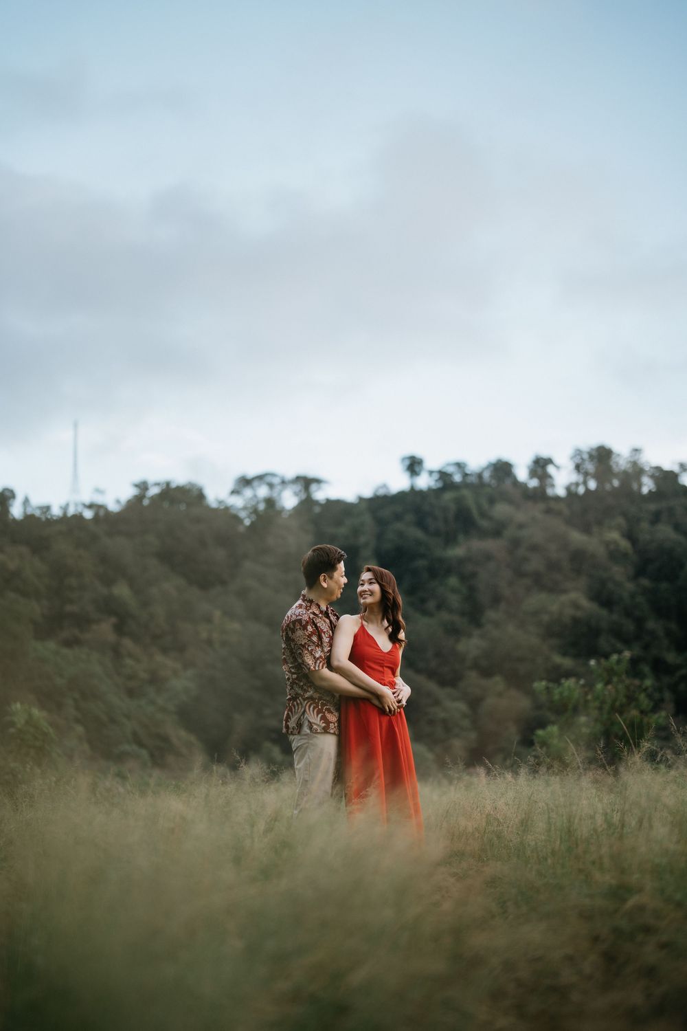 Bali couple photoshoot with Tamblinga Lake background