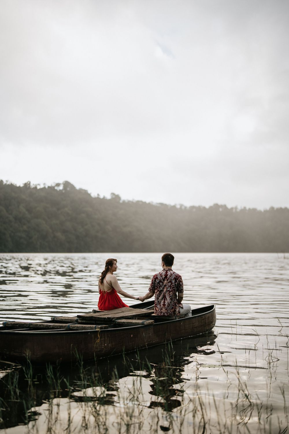 Bali couple photoshoot with Tamblinga Lake background