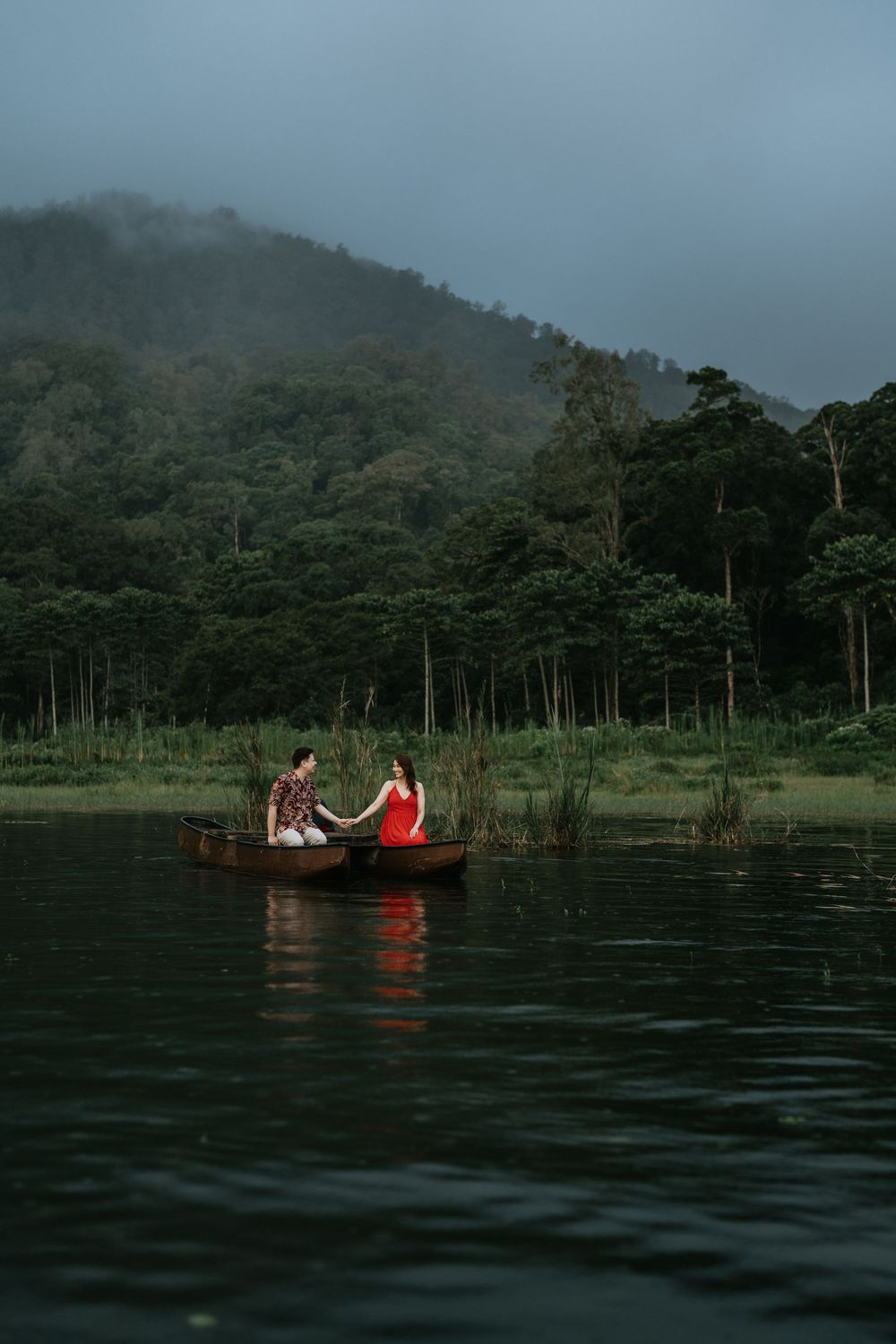 Bali couple photoshoot with Tamblinga Lake background