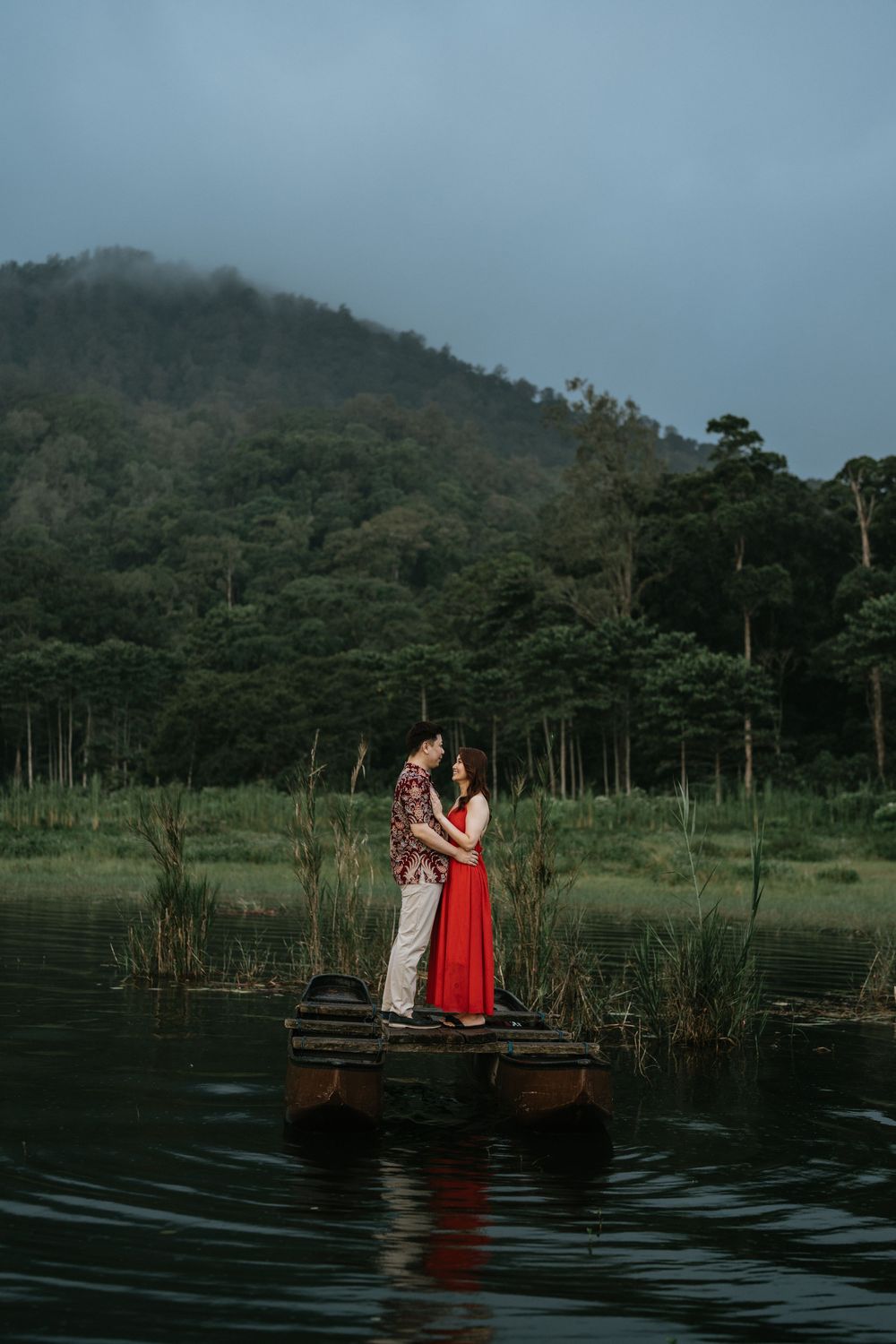 Bali couple photoshoot with Tamblinga Lake background