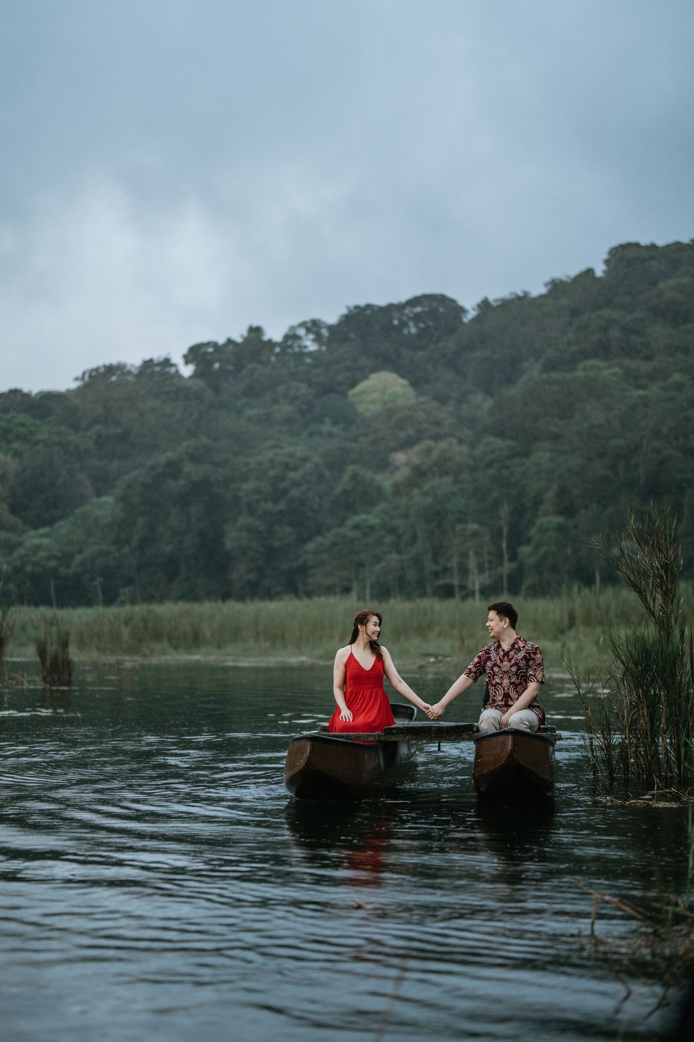 Bali couple photoshoot with Tamblinga Lake background