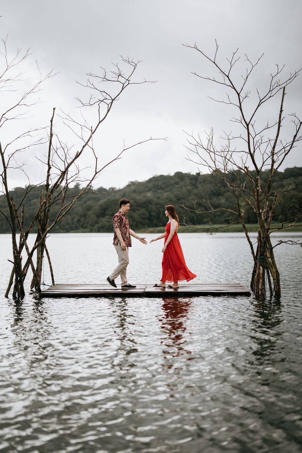 Bali couple photoshoot with Tamblinga Lake background