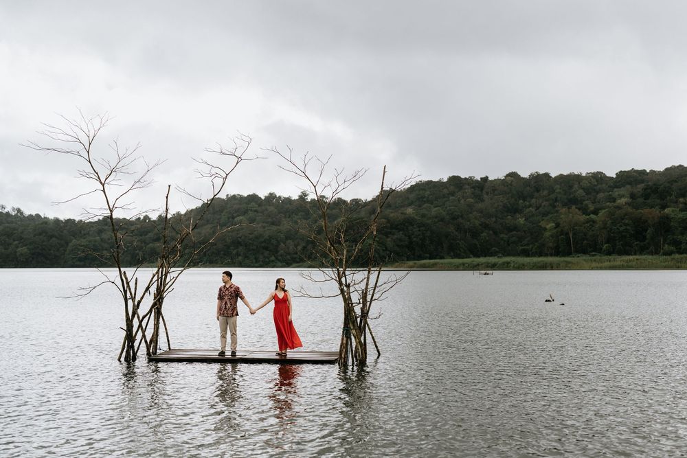 Bali couple photoshoot with Tamblinga Lake background