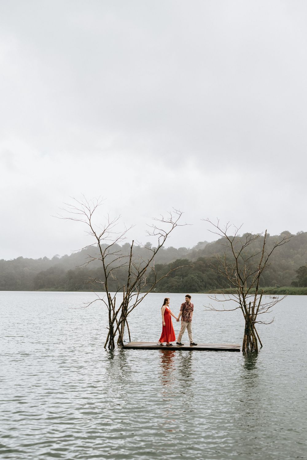 Bali couple photoshoot with Tamblinga Lake background